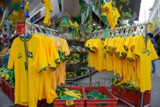 No Saara, comércio popular no centro do Rio, as lojas exibem as cores verde e amarelo da camisa da seleção