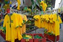 No Saara, comércio popular no centro do Rio, as lojas exibem as cores verde e amarelo da camisa da seleção