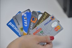 Entre os analfabetos, saldo devedor do cartão é dividido em 38% na modalidade à vista ou parcelado com o lojista 