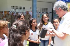 Governador foi surpreendido com presentes das alunas da escola Mestre Sivuca, em Mangabeira