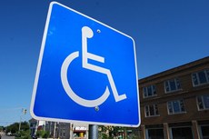 As pessoas com deficiência passam a ser beneficiadas com a regra que  lhes garante parte das vagas destinadas às cotas de escolas públicas