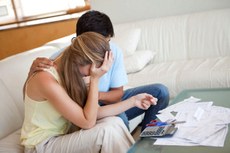 Contas atrasadas deixam as pessoas mais irritadas, mal-humoradas, além de ter menos vontade de sair de casa e se socializar