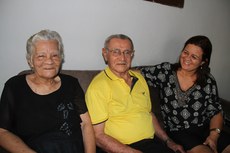 Geneide Azevedo estimula o pai a fazer atividades básicas do dia a dia para atenuar os efeitos da doença