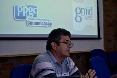 O professor Marcos Nicolau diz que a pouca leitura dos livros digitais se deve à tradição