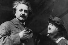 O físico alemão Albert Einstein embarcou para a viagem que registra nos diários junto com  a sua mulher Elsa