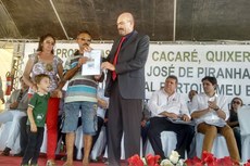 O deputado Jeová Campos entregou a chave de uma residência a uma das famílias contempladas
