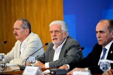 Os ministros da Defesa, Aldo Rebelo; da Casa Civil, Jaques Wagner; e da Saúde, Marcelo Castro, durante balanço da mobilização contra o Mosquito Aedes aegypti
