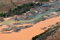 Imagem aérea mostra a lama no Rio Doce, na cidade Resplendor (MG), afetado pelo rompimento da Barragem do Fundão em Mariana