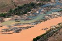 Imagem aérea mostra a lama no Rio Doce, na cidade Resplendor (MG), afetado pelo rompimento da Barragem do Fundão em Mariana