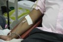 A doação é rápida, dura cerca de 10 minutos, e são retirados cerca de 400ml de sangue de cada doador