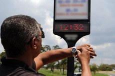 Brasileiros das regiões Centro-Oeste, Sudeste e Sul devem adiantar o relógio em uma hora.