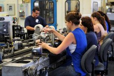 Entre as atividades, as maiores influências para a queda foram as de veículos automotores, reboques e carrocerias (-23,8%), e indústrias extrativas (-16,6%)