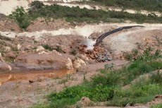 Dique S3, uma das estruturas construídas para conter a lama que se espalhou após o rompimento da Barragem do Fundão