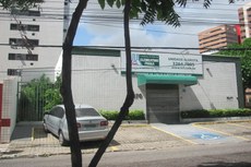 O laboratório do hospital é referência no atendimento de profissionais de saúde que sofreram acidente de trabalho, como também para usuários que ficaram expostos após uma relação sexual desprotegida