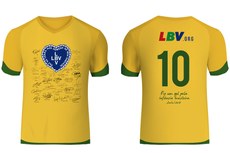 Camisa da LBV é autografada por diversos craques brasileiros