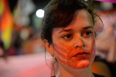 Preferencialmente as mulheres vítimas de violência doméstica serão atendidas por pessoas do sexo feminino