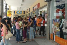 Número de pessoas que conseguiram tirar o nome do SPC em agosto teve uma redução de 2,30%, segundo informações da empresa
