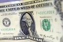 Especialistas dizem que alta do dólar não deve fazer com que o Banco Central mude a estratégia de reduzir a taxa Selic