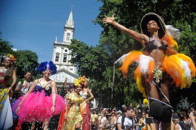 A instrutora e foliã de pernas de pau Raquel Potí vestiu a fantasia de Leila Diniz, a homenageada deste ano