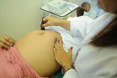 A cirurgia cesariana, apesar de representar sérios riscos para o bebê e a mãe, continua sendo a mais utilizada para os partos no Brasil