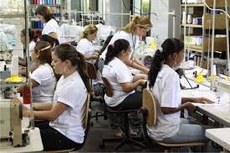 Na  base de comparação, o desemprego entre os jovens de 18 a 24 anos recuou de 28,8% para 25,3%