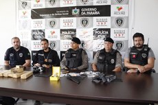 Foram apreendidas  drogas, balança de precisão, simulacro de uma pistola e uma quantia em dinheiro