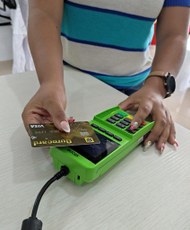 Em junho, 33,4% das compras com cartões foram por aproximação
