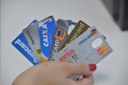 Para 76,7% das famílias com contas a pagar, o cartão de crédito é a principal forma de endividamento