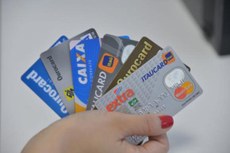 Para 76,7% das famílias com contas a pagar, o cartão de crédito é a principal forma de endividamento