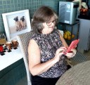 Luiza Paiva usa o celular para divulgar seu trabalho e entrar em contato com seus clientes
