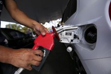 A redução será nas refinarias e entra em vigor nesta terça-feira; a gasolina terá redução de 2,08% e o diesel, 1,54%