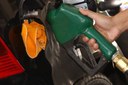 Estatal atribui os aumentos às oscilações no preço do barril de petróleo no mercado externo