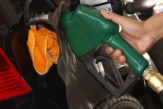 Estatal atribui os aumentos às oscilações no preço do barril de petróleo no mercado externo