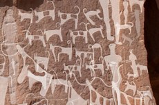 As pinturas rupestres descobertas na Arábia Saudita mostram que o homem já caçava com cães há 8 mil anos