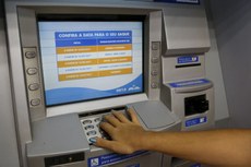 Benefício estará disponível nas agências da Caixa ou nas casas lotéricas para quem trabalhou um mês em 2016