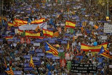 Multidão foi às ruas homenagear as vítimas dos atentados que deixaram 15 mortos na região da Catalunha
