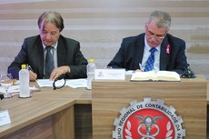 O secretário de Estado da Receita, Marconi Frazão (E), comemora o avanço das parcerias do programa 'Semeando Sementes da Cidadania'