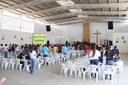 Jovens, adultos e crianças se reúnem em momentos de fé, entre orações, louvores, palestras e também atividades de lazer