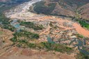 Onda de lama invade Rio Doce na cidade de Resplendor