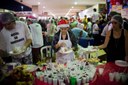 Voluntários entregam alimentos para a população em situação de rua na Rodoviária do Plano Piolo, em Brasília