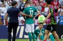 O técnico da Alemanha, Joachim Löw, conforta os jogadores, após a derrota por 2 a 0 para a Coréia do Sul