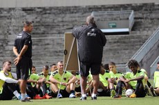 Ademir Fonseca conversa com os jogadores em treino no Almeidão logo após assumir o comando; ele terá a semana para acertar a equipe