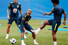 Coutinho, Neymar e Willian no início do treinamento em  Sochi