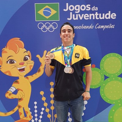 O nadador Daniel Azevedo está entre os homenageados de hoje