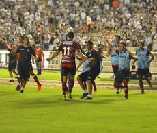 A equipe do Campinense venceu o Botafogo por 2 a 1, em jogo disputado no Almeidão, em João Pessoa
