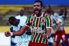 O atacante Henrique Dourado diz que o pensamento no jogo que acontece hoje e não em confrontos passados com a equipe equatoriana