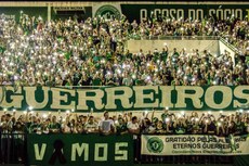 Tributo a vítimas de acidente com voo da delegação chapecoense lota Arena Condá