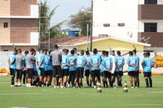 Leston Júnior reuniu os jogadores no gramado do campo da Maravilha do Contorno para explicar a estratégia a ser usada contra o Atlético 