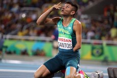 Paraibano se ajoelha para comemorar mais uma medalha na Rio 2016