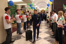 Na chegada ao hotel, os jogadores e a comissão técnica foram recepcionados pelos funcionários 